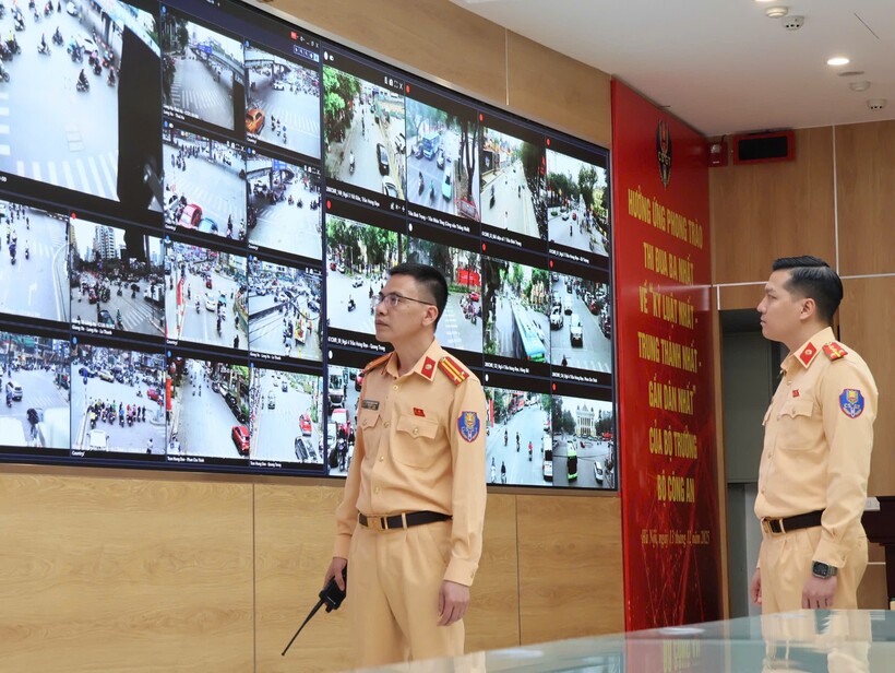 CSGT ứng trực, xử lý tình huống tại Trung tâm điều khiển giao thông.