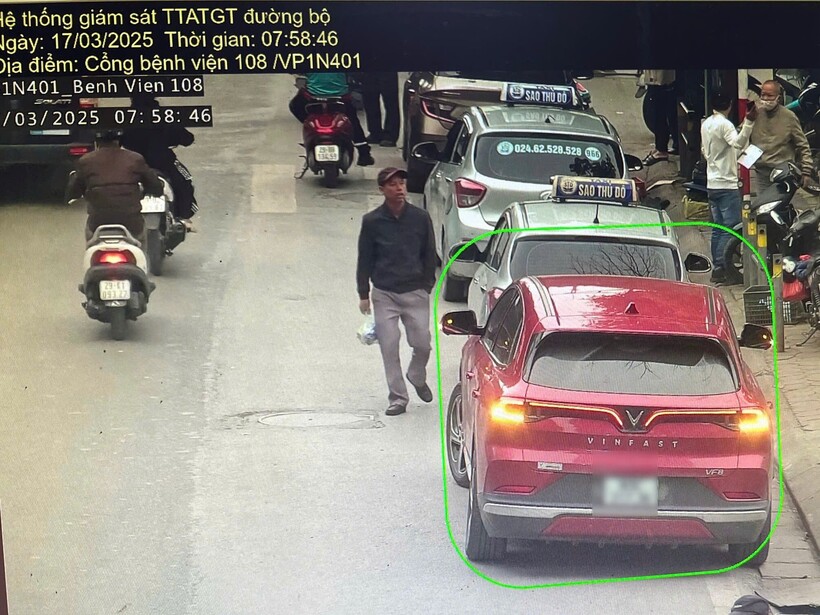 Camera ghi nhận trường hợp ô tô dừng, đỗ sai quy định.