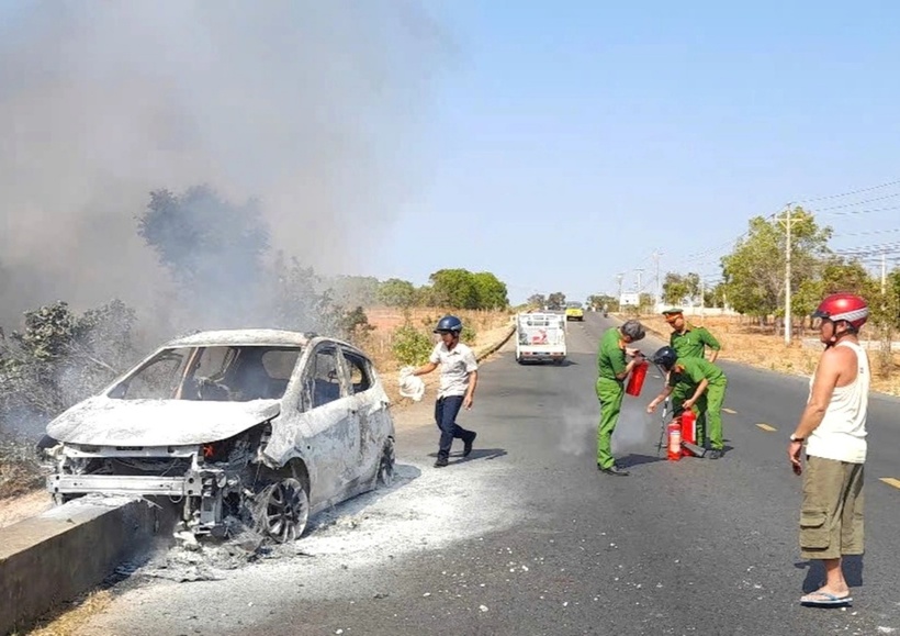 Người dân và lực lượng công an địa phương hỗ trợ dập tắt vụ cháy. (Ảnh: Báo Xây dựng)