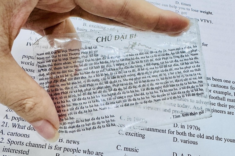 Chiếc "phao thi" đặc biệt khiến cô giáo và cả lớp bật cười. Ảnh: Dân trí