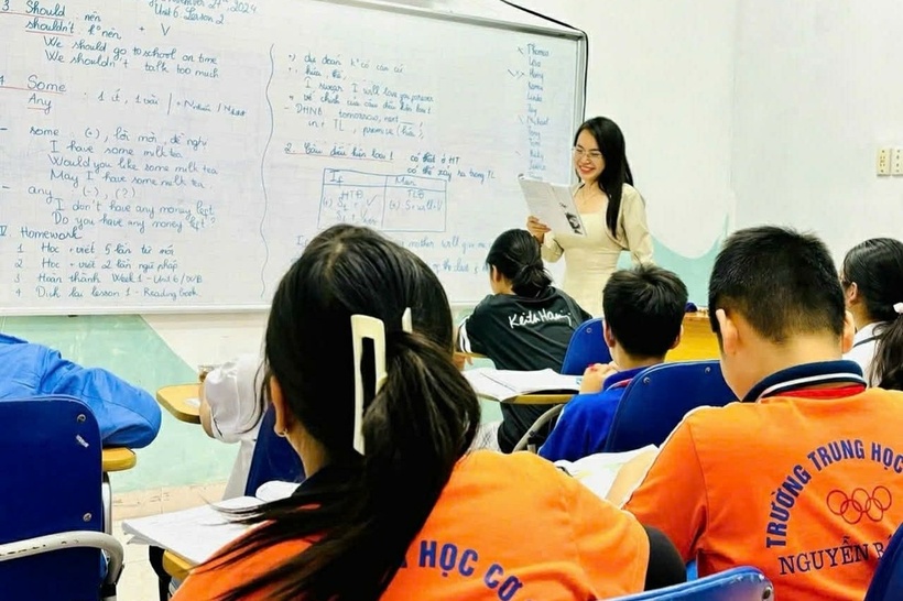 Cô Minh Thu không nhịn được cười khi chia sẻ về tình huống hiểu nhầm học sinh mang “phao” trong giờ kiểm tra. Ảnh: Dân trí