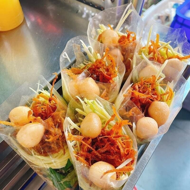 Bánh tráng trộn TP.HCM là sự giao thoa hoàn hảo giữa truyền thống và hiện đại, giữa những nguyên liệu giản đơn và sự sáng tạo tinh tế.