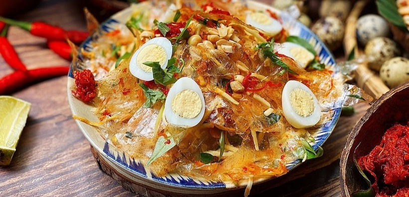 Không chỉ đơn thuần là một món ăn vặt, bánh tráng trộn từ lâu đã len lỏi vào mọi ngõ ngách đời sống, trở thành "linh hồn" của ẩm thực đường phố TP.HCM.