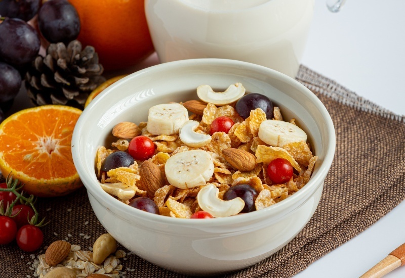 Ngũ cốc có đường&nbsp;thường có hàm lượng đường và các chất phụ gia nhân tạo cao, ảnh hưởng tiêu cực đến sức khỏe thận.