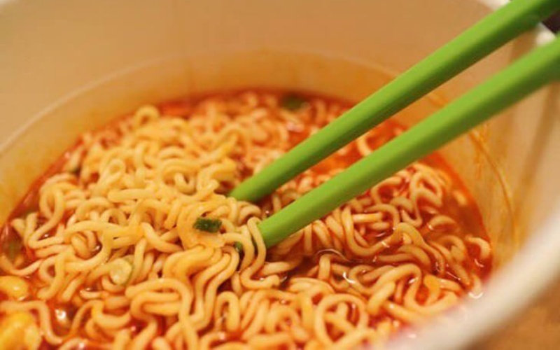 Hàm lượng natri cao của mì ăn liền tiềm ẩn nguy cơ nghiêm trọng đối với sức khỏe thận lâu dài.