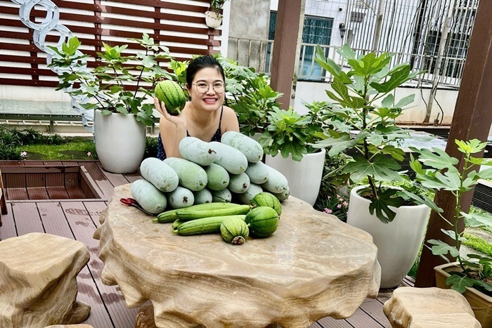 Xuất phát từ niềm đam mê cây cỏ và nỗi lo ngại về thực phẩm không an toàn trên thị trường, chị Nguyễn Thị Thanh Huyền, 43 tuổi, trú tại Từ Liêm, Hà Nội, đã quyết định xây dựng một "nông trại mini" ngay tại tổ ấm của mình để vừa thỏa mãn sở thích, vừa đảm bảo nguồn rau sạch cho gia đình.