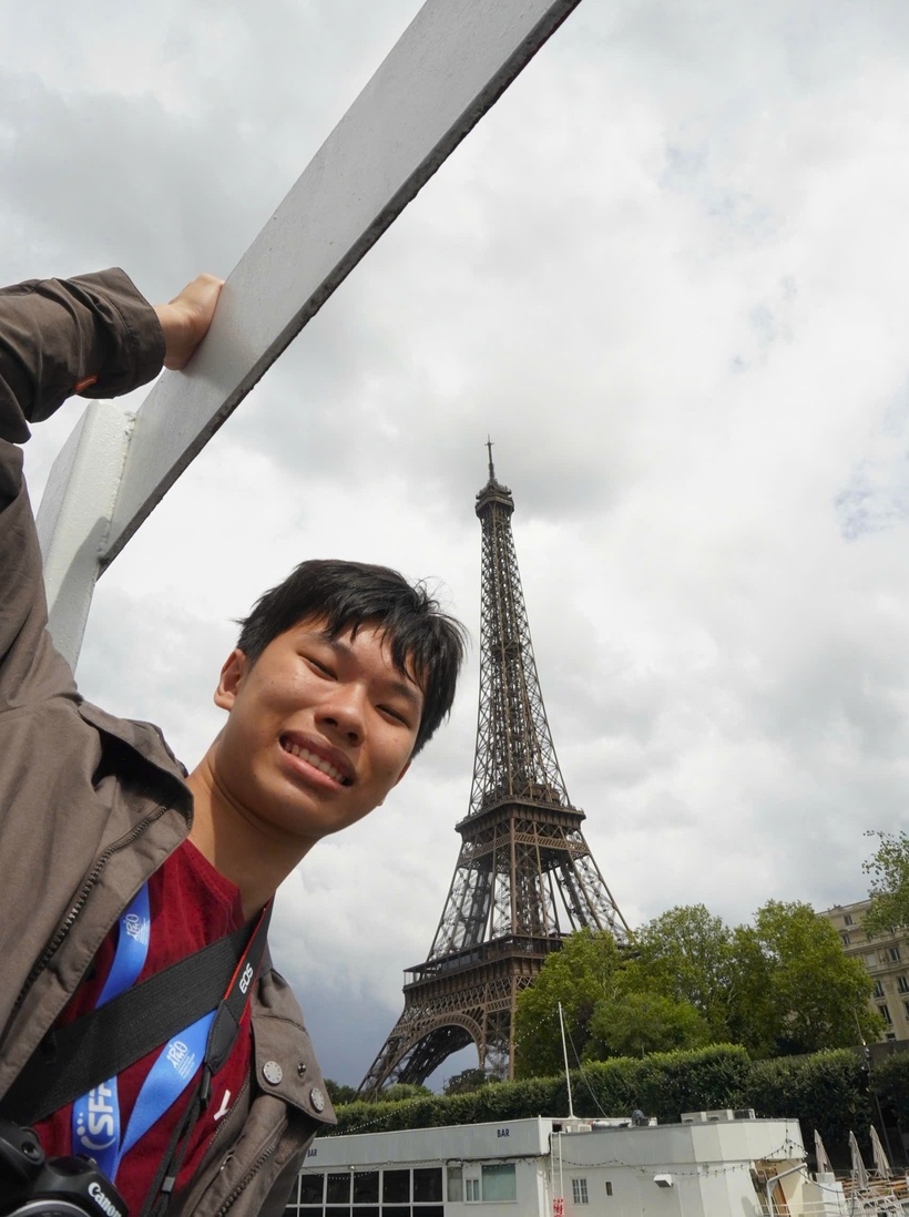 Nguyễn Thế Quân chụp hình lưu niệm ở lần dự thi Olympic Vật lý quốc tế năm 2025 diễn ra tại Pháp. Ảnh: VietNamnet