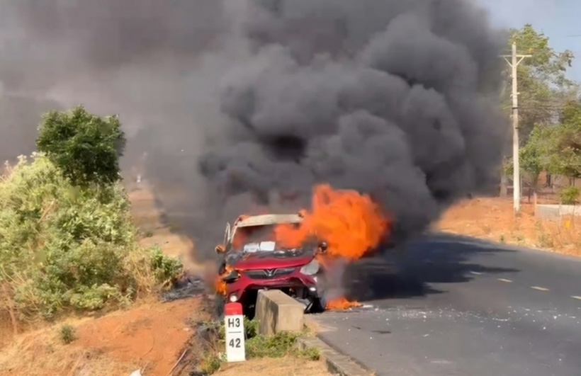 Chiếc ô tô cháy rụi trên cung đường du lịch Mũi Né – Bàu Trắng. (Ảnh: Người lao động)