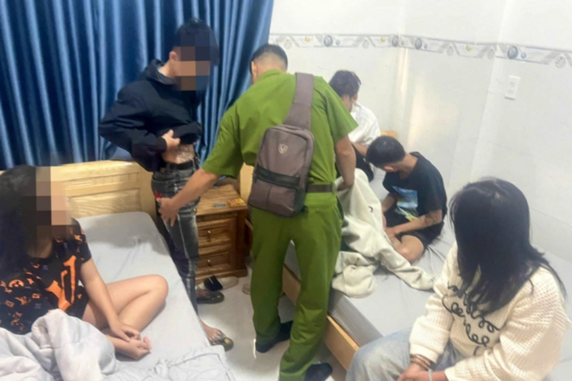 Lực lượng chức năng phát hiện Võ Thanh Hoàng ở trong nhà nghỉ với bé gái 13 tuổi (Ảnh: Công an xã Bình Dương).