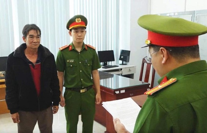 Công an Khánh Hòa đọc lệnh khởi tố đối tượng để điều tra về hành vi sản xuất, buôn bán hàng giả.