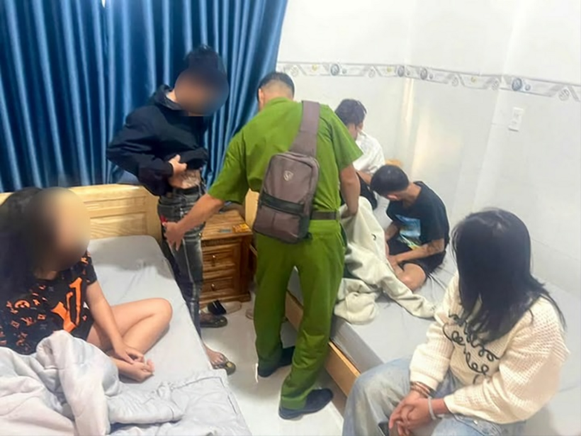 Công an phát hiện nhóm của Hoàng cùng 2 bé gại tại một nhà nghỉ ở xã Bình Dương, Gia Lai. Ảnh: VTC News