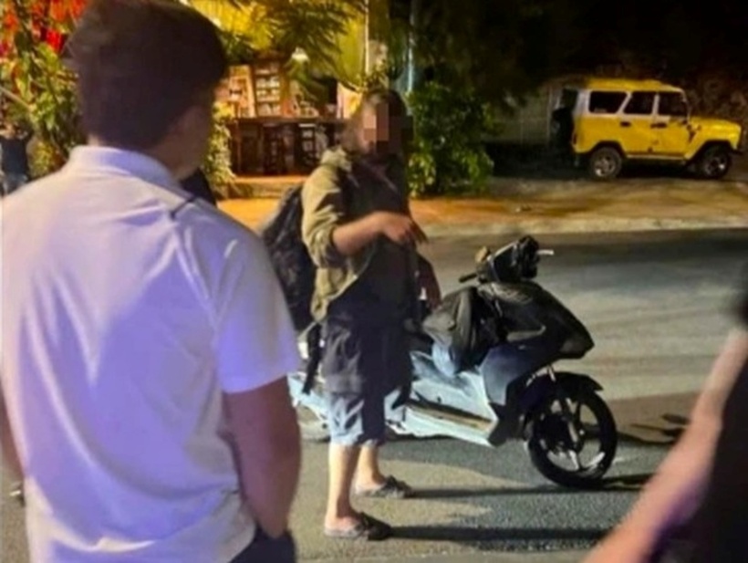 Người đàn ông nước ngoài cự cãi sau va chạm giao thông. (Ảnh: VnExpress)