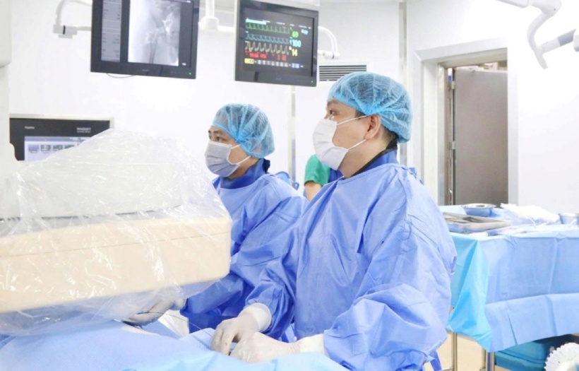 Ê kíp bác sĩ can thiệp cho bệnh nhân. Ảnh: VietNamNet.