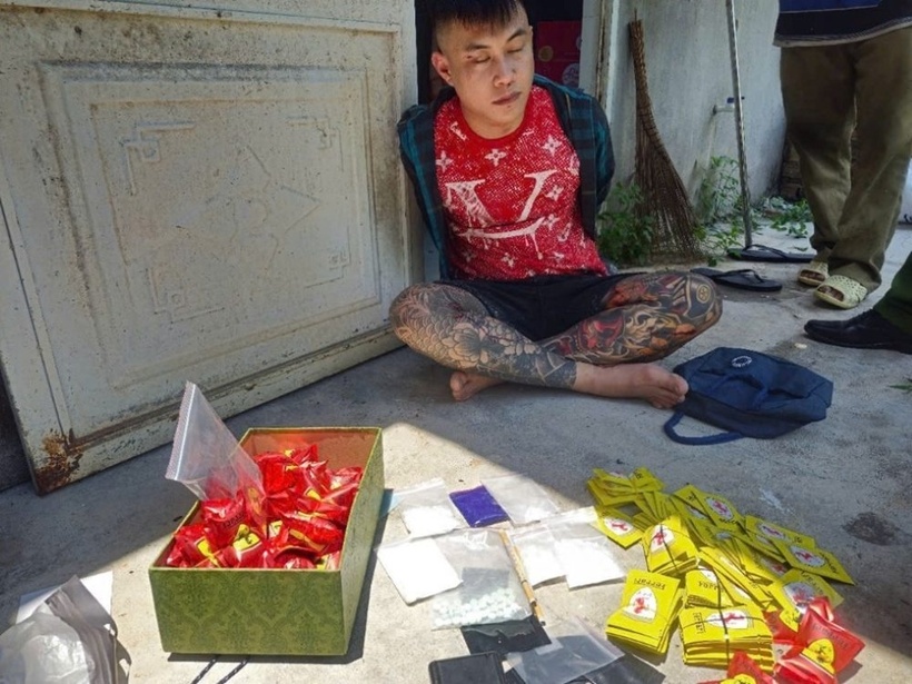 Võ Hoàng Anh Linh khi bị công an bắt giữ cùng tang vật. (Ảnh: Công an tỉnh Lâm Đồng)