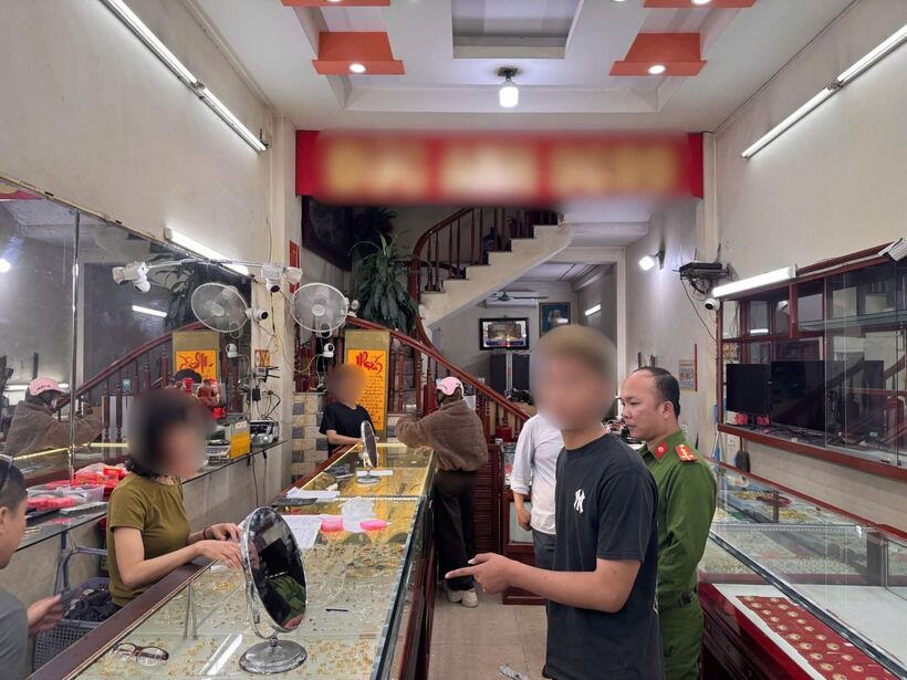 Bắt đối tượng L.K.K cướp giật vàng tại cửa hàng ở phường Mỹ Hào, tỉnh Hưng Yên. Ảnh: Công an tỉnh tỉnh Hưng Yên