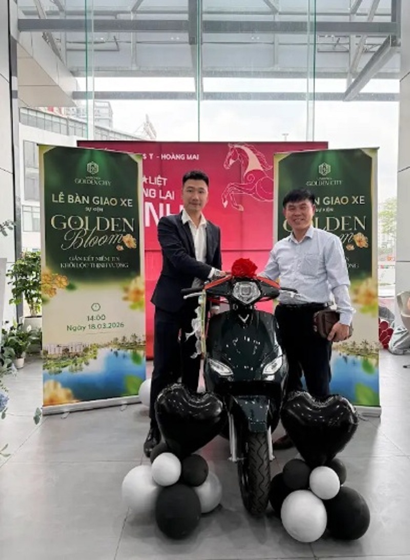 Khách hàng nhận những phần quà lên đến hàng trăm triệu đồng tại sự kiện Golden Bloom diễn ra ngày 18/3 tại Vinhomes Golden City