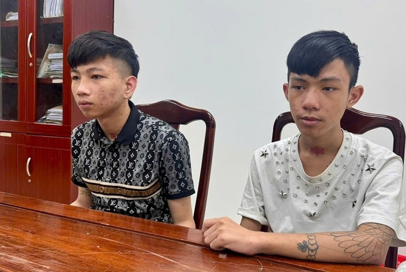Đối tượng Nguyễn Phi Long (áo đen) và Vũ Bá Ngọc Sơn (áo trắng). (Ảnh: Công an TP.Huế)