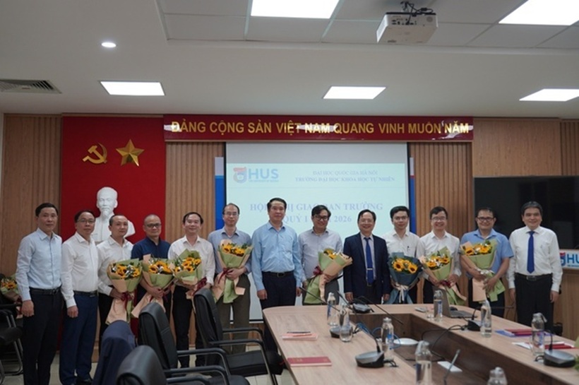 Ban lãnh đạo Đại học Khoa học Tự nhiên trao các quyết định bổ nhiệm mới và bổ nhiệm lại cán bộ quản lý ở các đơn vị trực thuộc. Ảnh: HUS