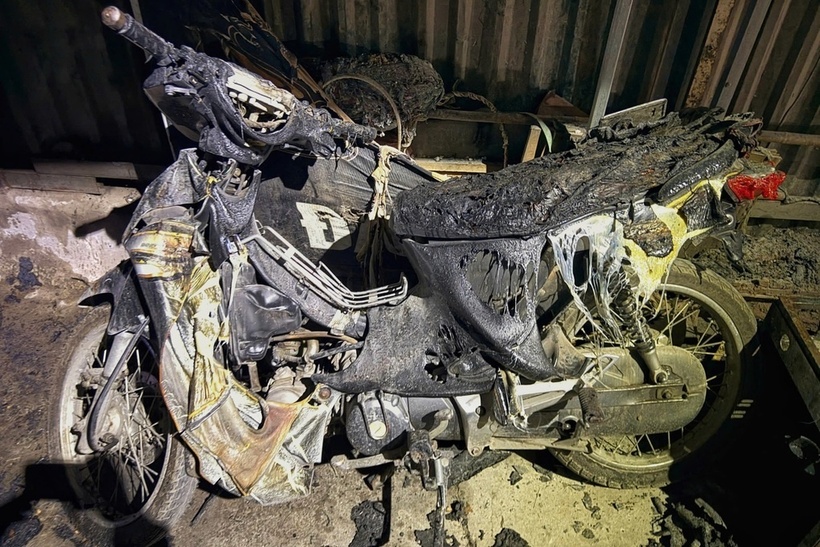 Một chiếc xe máy bị cháy biến dạng. Ảnh: Dân trí