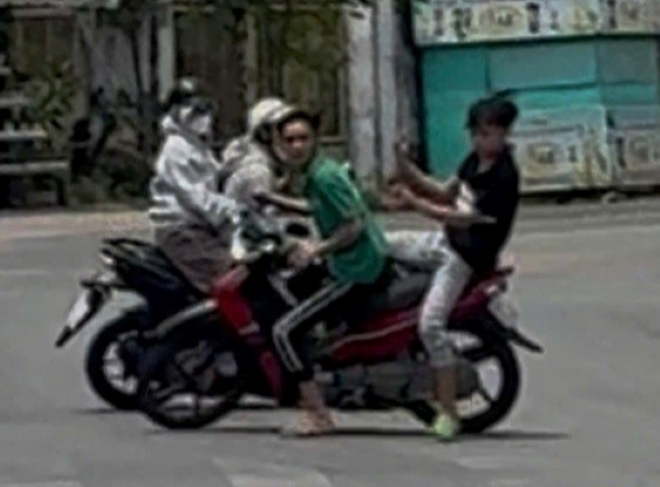 Hành vi của các đối tượng gây nguy hiểm cho người dân tham gia giao thông. Ảnh: Lao động