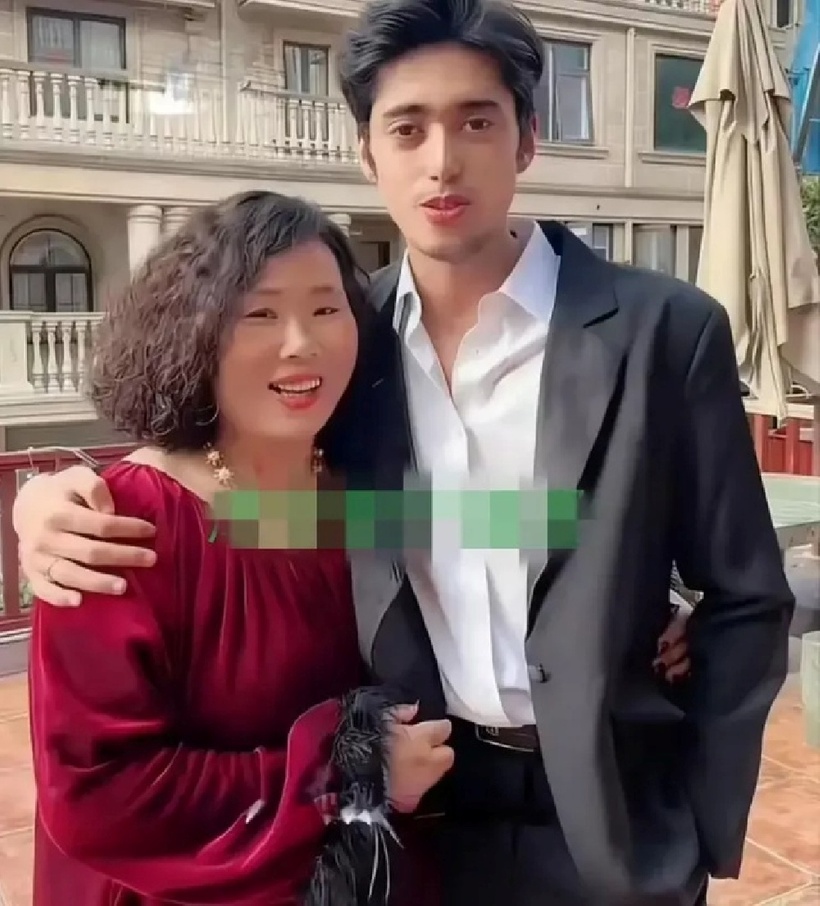 Chàng tiếp viên hàng không 26 tuổi và bà xã anh là một nữ đại gia 50 tuổi. Ảnh: Người đưa tin.