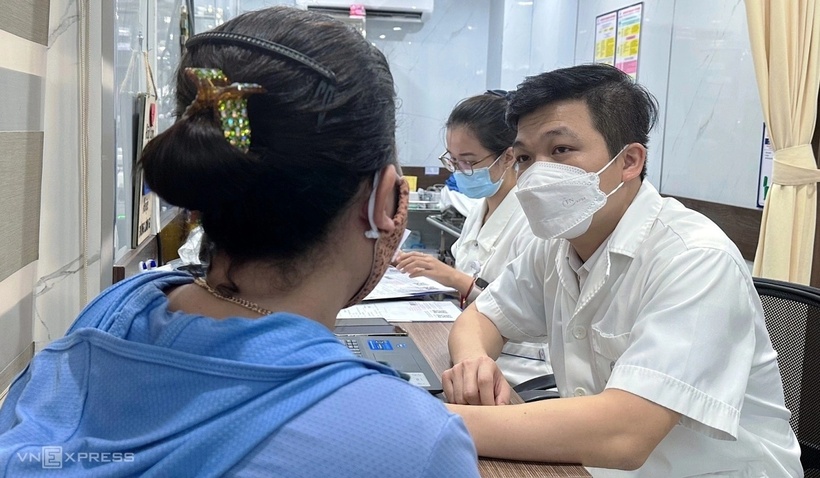 Bác sĩ Ngô Văn Tỵ, Khoa Ung bướu, Bệnh viện Đại học Y Hà Nội đang thăm khám cho bệnh nhân.&nbsp; Ảnh: Vnexpress.