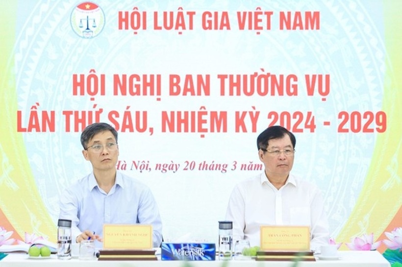 Bí thư Đảng uỷ, Chủ tịch Hội Luật gia Việt Nam Nguyễn Khánh Ngọc; Phó Bí thư Đảng uỷ, Phó Chủ tịch thường trực Hội Luật gia Việt Nam Trần Công Phàn chủ trì Hội nghị.