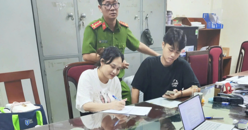 Ngô Thị Thêu (vợ Lê Khắc Ngọ) tại cơ quan công an. (Ảnh: Bộ Công an)