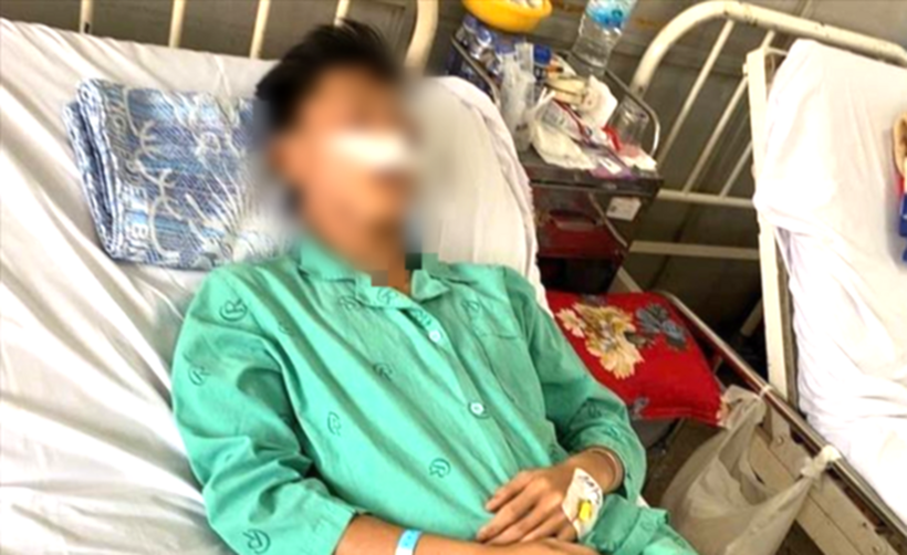 Nam sinh đang được điều trị tại bệnh viện. Ảnh: Tuổi Trẻ