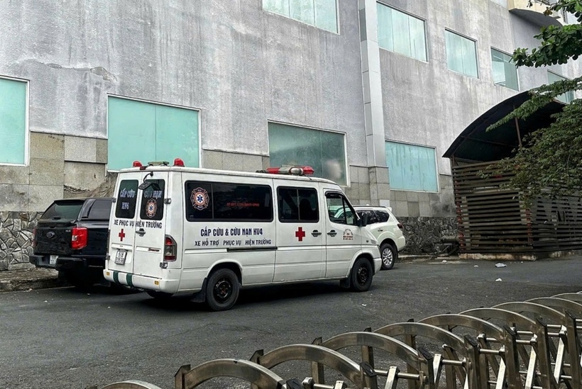 Cơ quan chức năng khám nghiệm hiện trường để điều tra nguyên nhân vụ việc. (Ảnh: Dân trí)