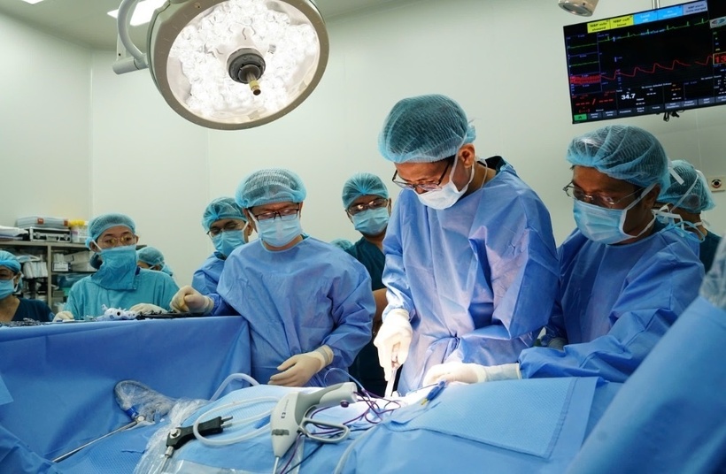 Các bác sĩ thực hiện ca ghép thận đầu tiên tại Bệnh viện Nhi Đồng 1. Ảnh: VTC News.