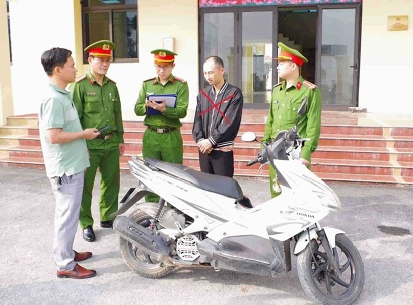 Đối tượng Lê Thanh Tuyền tại cơ quan Công an. Ảnh: Lao động