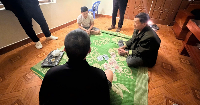 Hiện trường vụ đánh bạc. (Ảnh: Công an Phú Thọ)