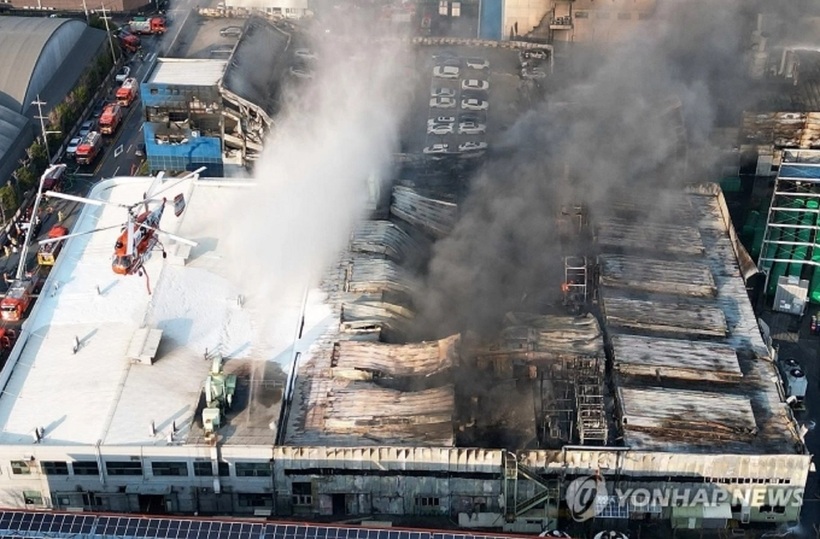 Đám cháy nhìn từ trên cao tại nhà máy ở thành phố Daejeon ngày 20/3. Ảnh:&nbsp;Yonhap