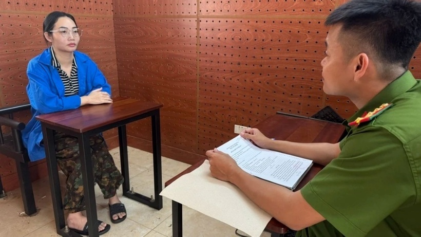 Nguyễn Thị Nhàn tại cơ quan công an. Ảnh: PLO.