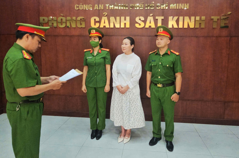 Bà Nguyễn Ngọc Tiền - vợ cố diễn viên Quý Bình, bị cáo buộc lợi dụng hợp đồng môi giới, tự ý ký hợp đồng huy động vốn 131 tỷ đồng, chiếm đoạt số tiền lớn. Ảnh: Dân Trí.