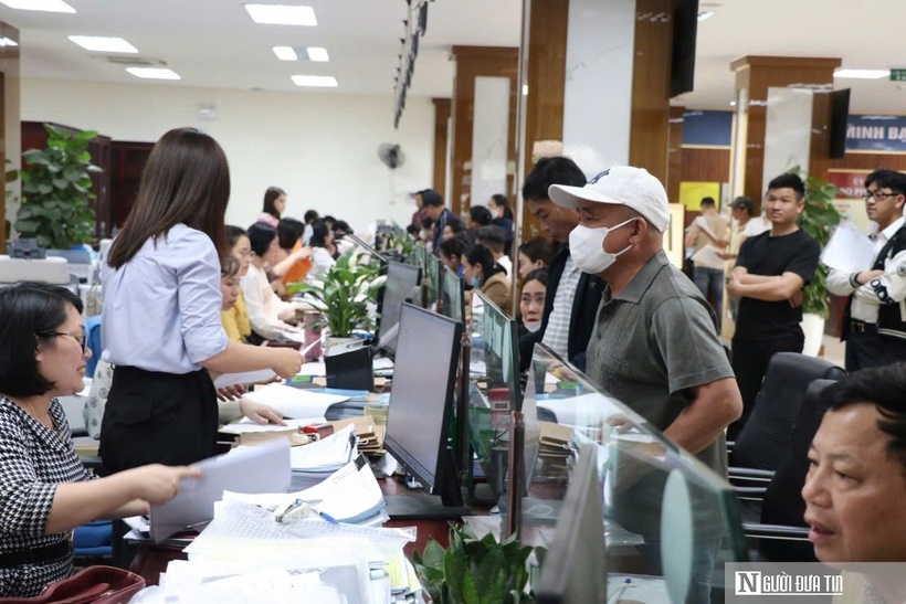 Nữ đại biểu chia sẻ với những áp lực rất cụ thể trong đời sống hằng ngày của cán bộ, công chức, viên chức.