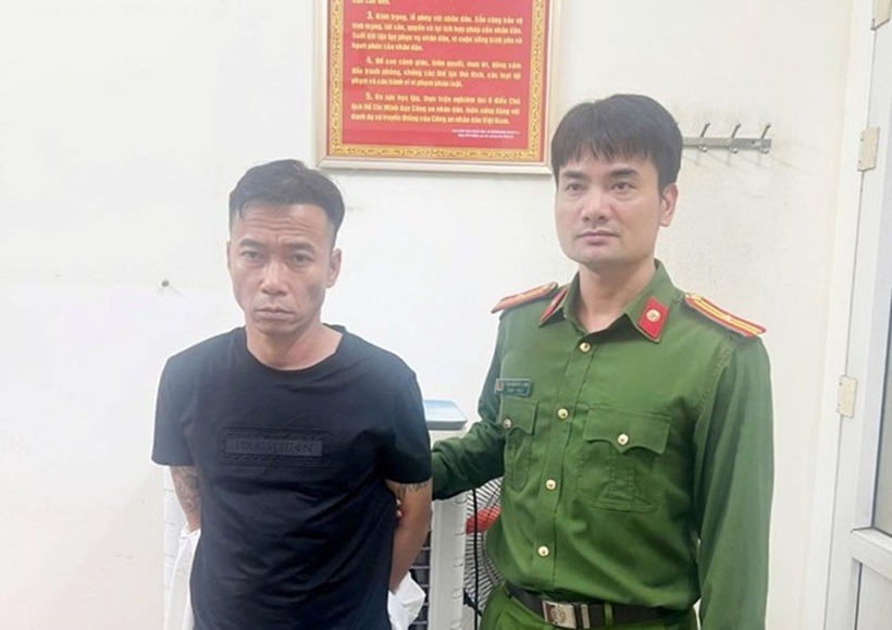 Đối tượng truy nã Nguyễn Văn Phương (áo đen). Ảnh: Công an tỉnh Ninh Bình