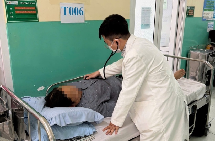 Bác sĩ thăm khám cho bệnh nhân. Ảnh: Tạp chí Tri Thức.