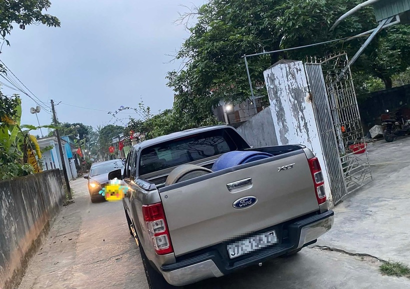 Xe bán tải chắn lối đi. Ảnh: VietNamNet.