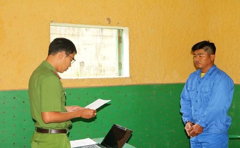 Cơ quan điều tra đọc lệnh khởi tố, bắt tạm giam bị can Đoàn Thanh Thía. (Ảnh: Công an Đồng Tháp)