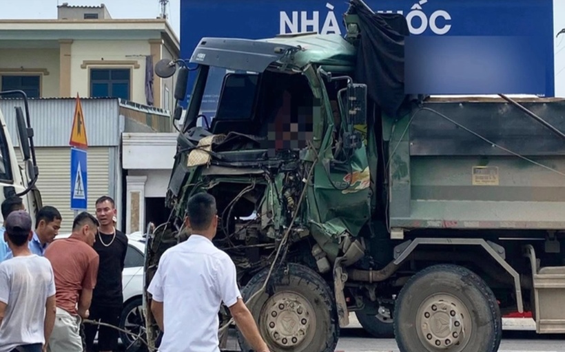 Tài xế xe tải mắc kẹt và tử vong trong cabin sau vụ tai nạn. (Ảnh: Tuổi trẻ)