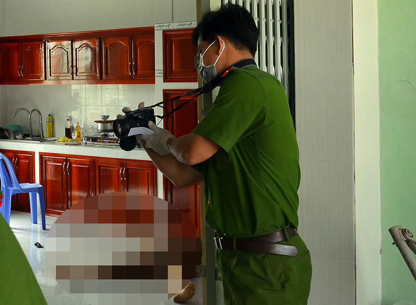 Công an khám nghiệm hiện trường vụ án mạng. Ảnh: Vietnamnet