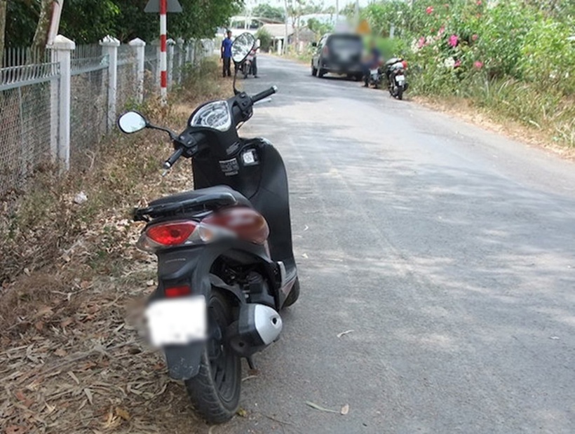 Xe máy của nạn nhân bị hung thủ vứt lại. Ảnh: Vietnamnet