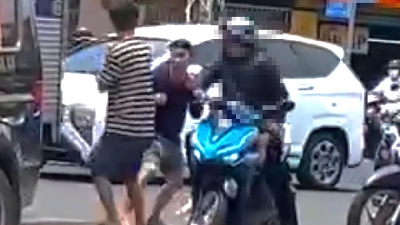 Hai tài xế ô tô xô xát giữa đường ở TP.HCM, một người chảy máu đầu. Ảnh: Pháp luật TP.HCM