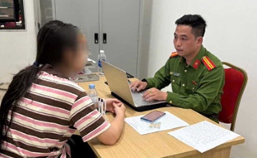 Công an phường Yên Hòa đã kịp thời ngăn chặn nữ sinh bị lừa đảo, mang vàng đi bán. (Ảnh: Công an TP.Hà Nội)