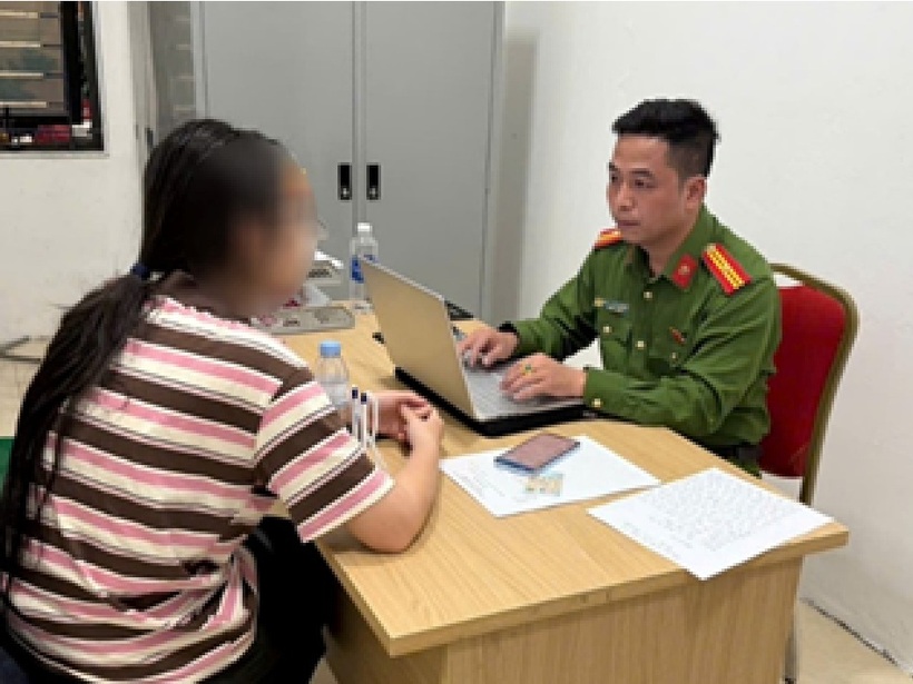 Thiếu tá Nguyễn Văn Quang tuyên truyền thủ đoạn lừa đảo cho nữ sinh