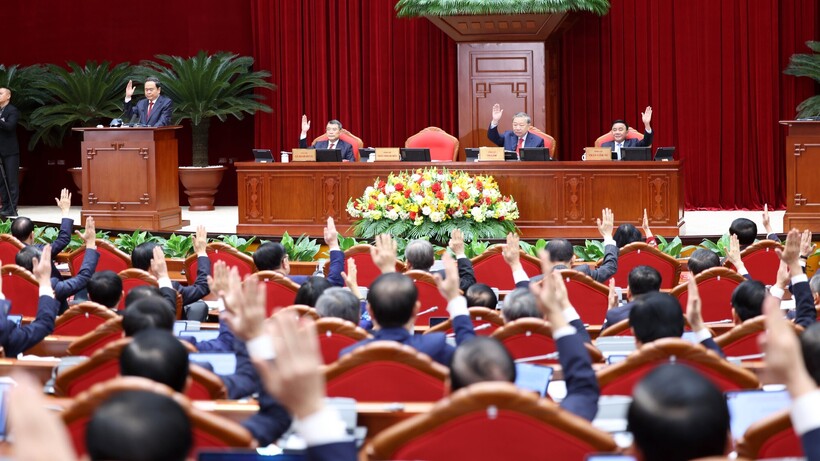 Thông qua chương trình Hội nghị lần thứ hai Ban Chấp hành Trung ương Đảng khoá XIV - Ảnh: VGP/Đức Tuân