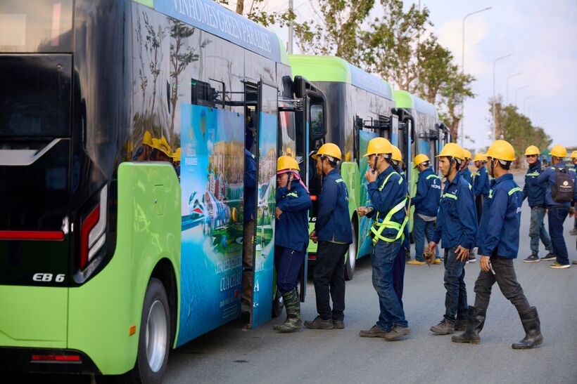Phúc lợi thiết thực tại VinCons: Công nhân được đưa đón bằng xe buýt điện - 2
