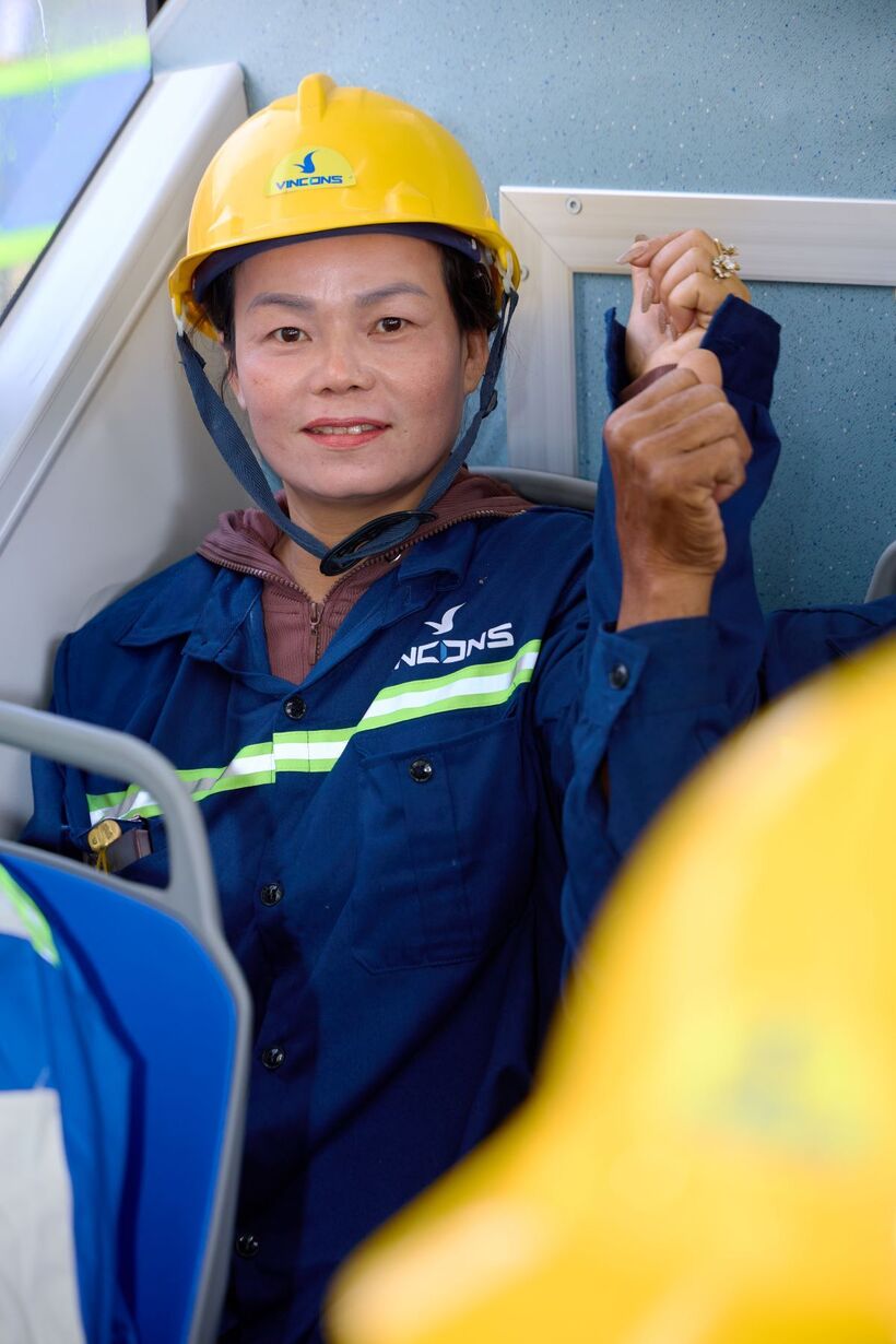 Phúc lợi thiết thực tại VinCons: Công nhân được đưa đón bằng xe buýt điện - 4